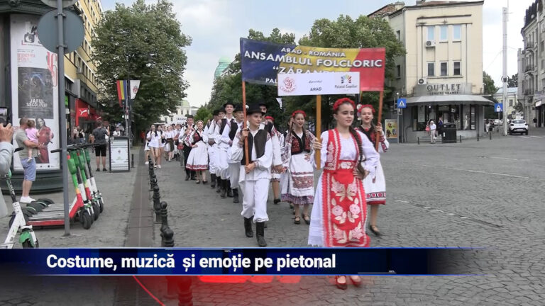 Costume, muzică și emoție pe pietonal
