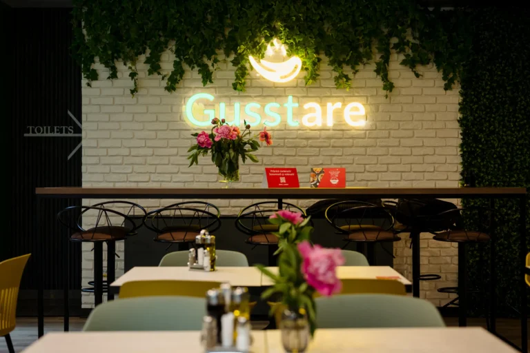 Mese calde, fără întrebări: Gusstare aduce la Iași inițiativa socială „Meniu în așteptare”