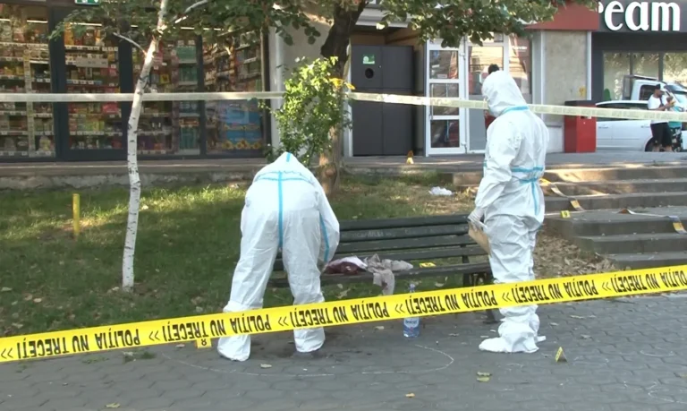 Conflict sângeros între soți, pe fondul divorțului. Bărbatul, la spital, femeia baricadată în mașină