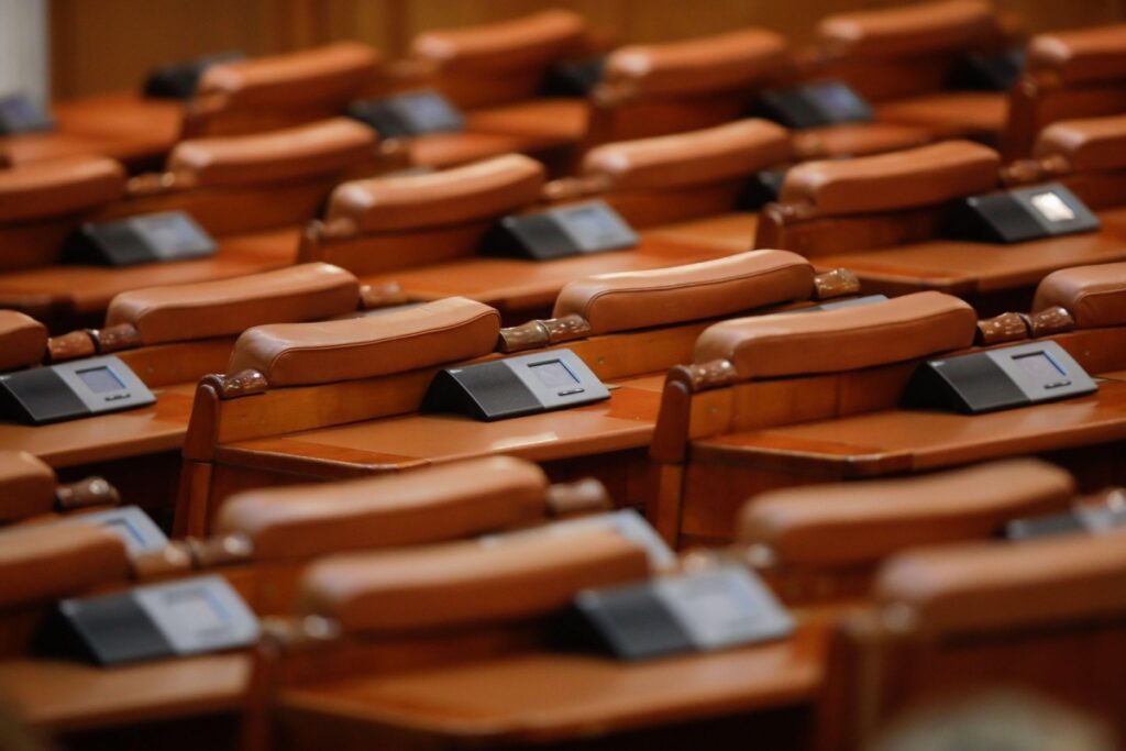 AUR încearcă să dărâme Guvernul Bolojan: moțiune de cenzură pe fondul legii austerității