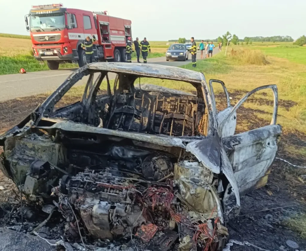Arsuri grave pentru un șofer după ce mașina i-a luat foc în mers