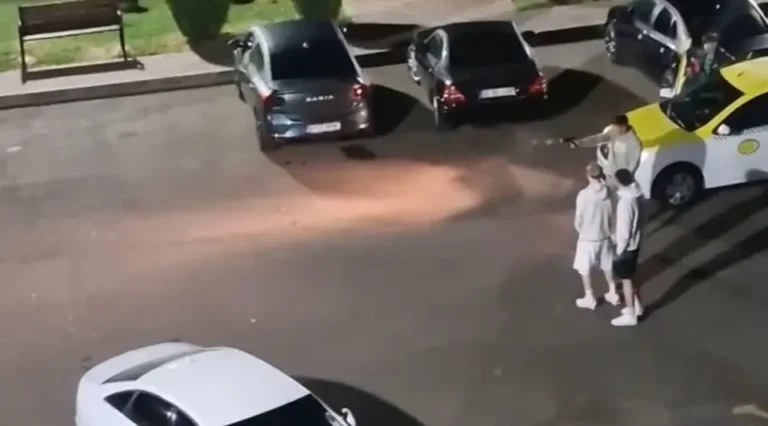 Tânăr din Hârlău, filmat în timp ce trage cu pistolul între blocuri