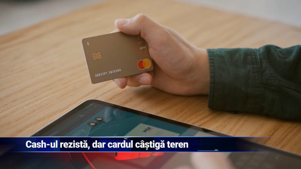 Cash-ul rezistă, dar cardul câștigă teren