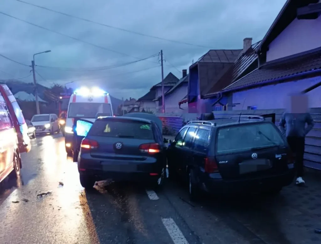 Un adult și un minor, răniți într-un accident cu patru mașini în Câmpulung Moldovenesc