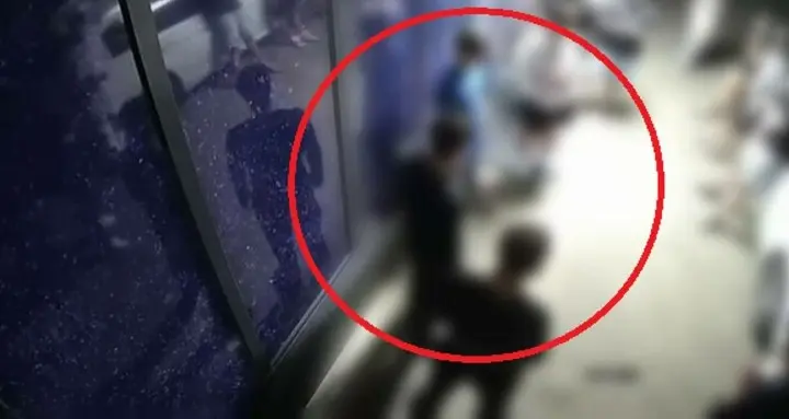 VIDEO. Scene șocante în Bacău: Un campion european de box lovește un adolescent