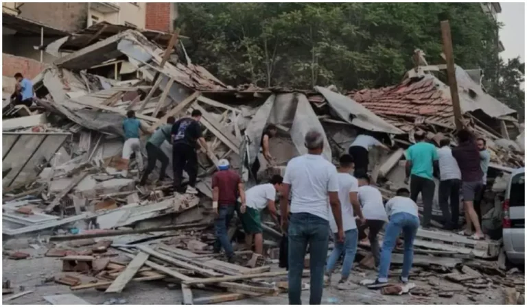 Seism de 6,1 în Turcia: O clădire s-a prăbușit după un cutremur puternic, urmat de replici