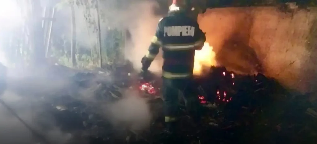 Incendiu masiv în județul Botoșani. 30 de tone de furaje au ars la Plopenii Mari