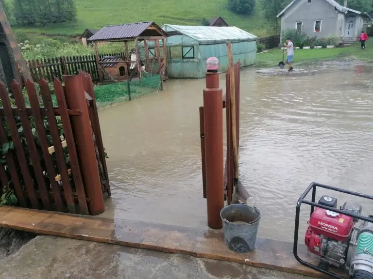 Suceava, sub ape: Inundații după o oră de ploaie torențială