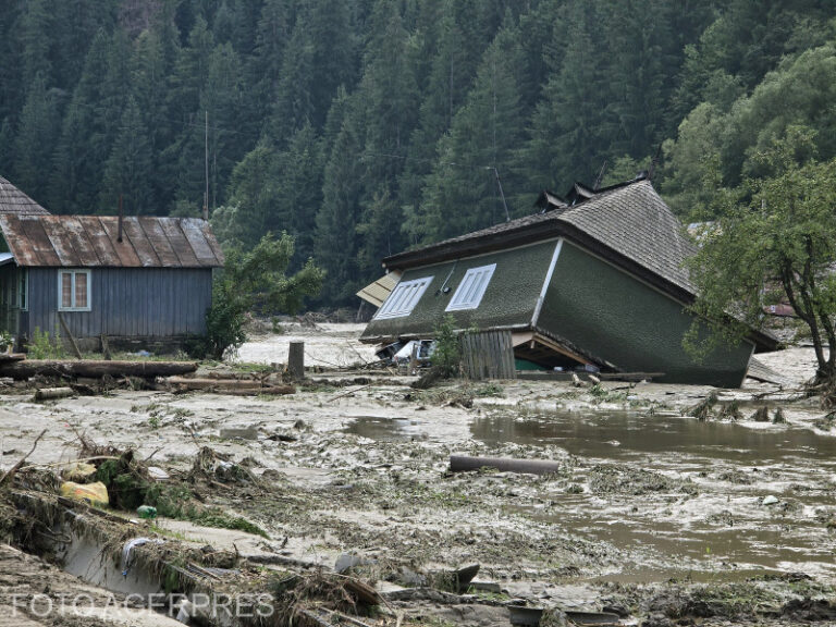 Bani de la Guvern pentru sinistrații din Neamț și Suceava