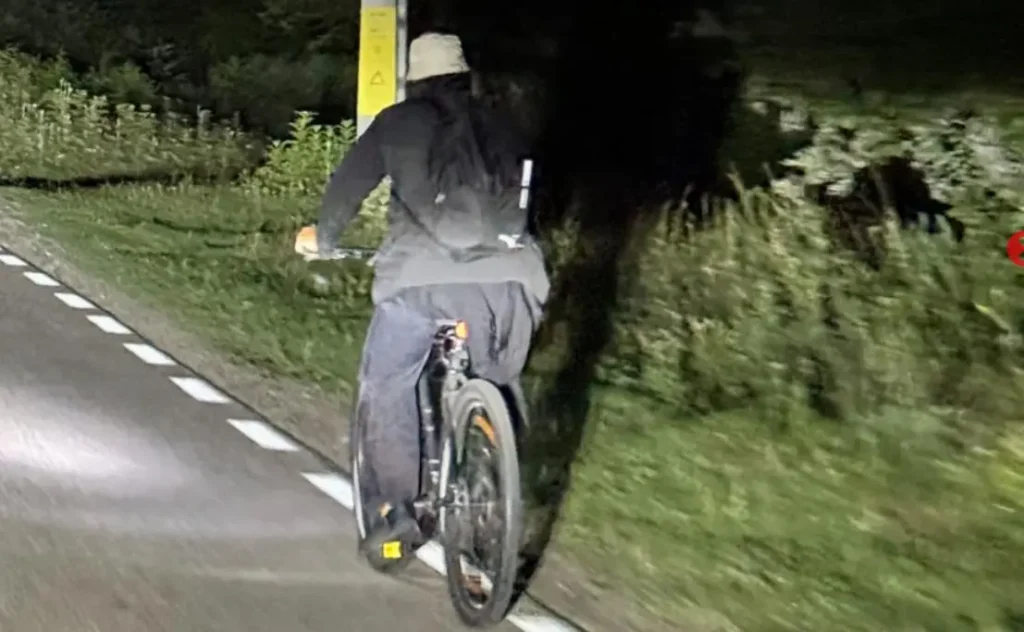 FOTO. De la Cozancea la slujba de canonizare: Un stareț a pedalat 145 de kilometri în semn de pioșenie