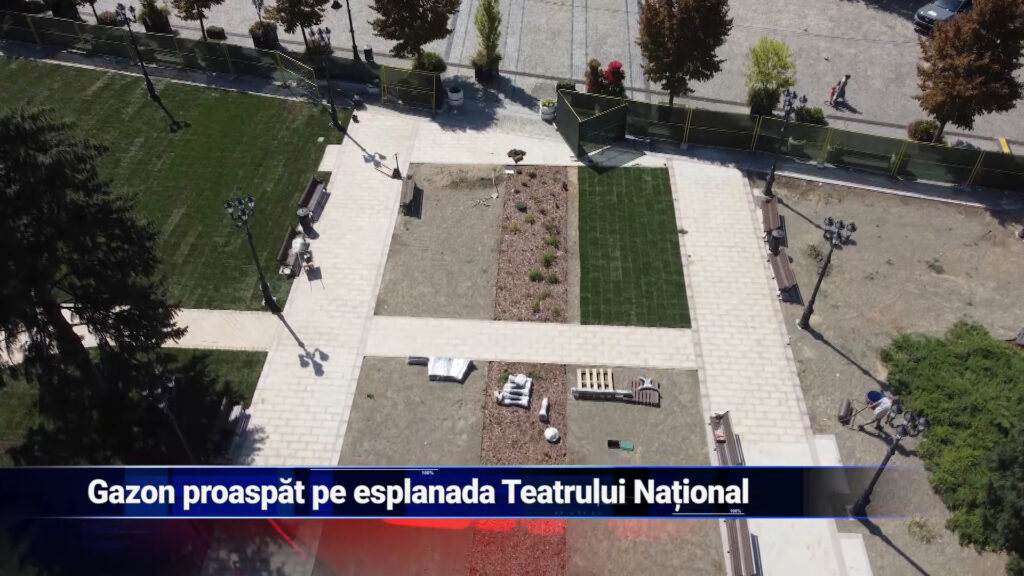 Gazon proaspăt pe esplanada Teatrului Național