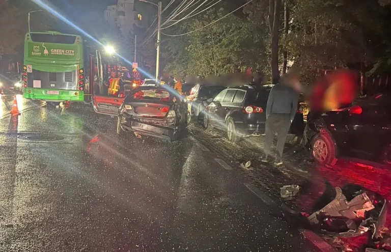 Accident la Suceava: Două persoane rănite după ce un autobuz s-a ciocnit cu un autoturism