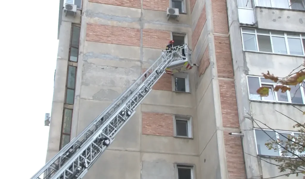 O parte din tencuiala unui bloc din Iași a căzut peste mai multe mașini