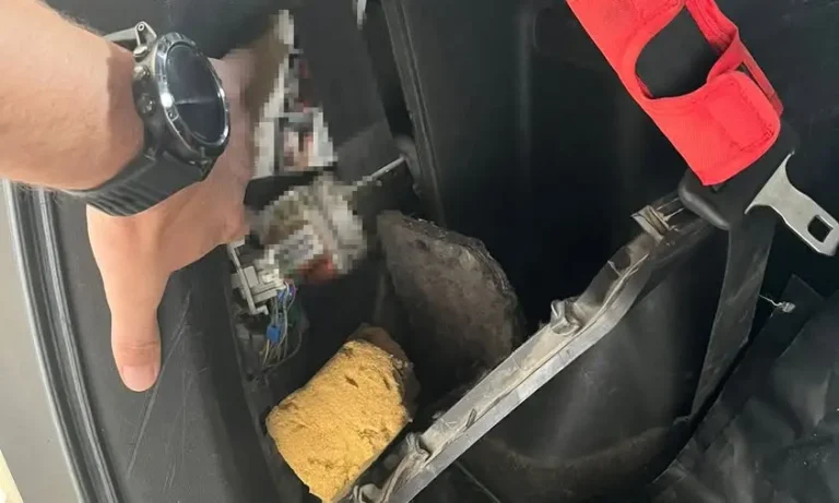 Doi bărbați, amendați pentru că au ascuns țigări de contrabandă în bagaje și în mașină