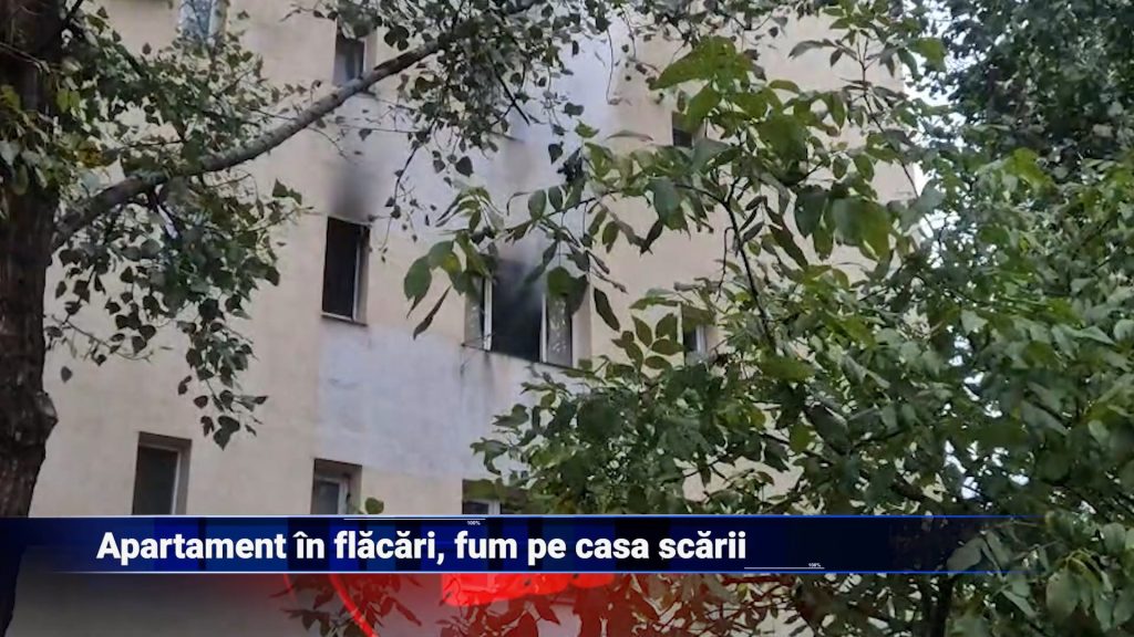 Apartament în flăcări, fum pe casa scării