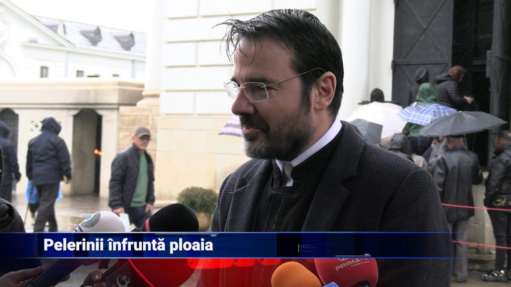 Pelerinii înfruntă ploaia