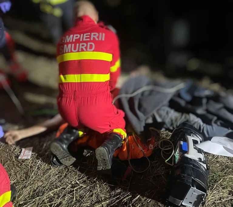 Un bărbat și-a pierdut viața după ce mașina în care se afla s-a răsturnat pe câmp