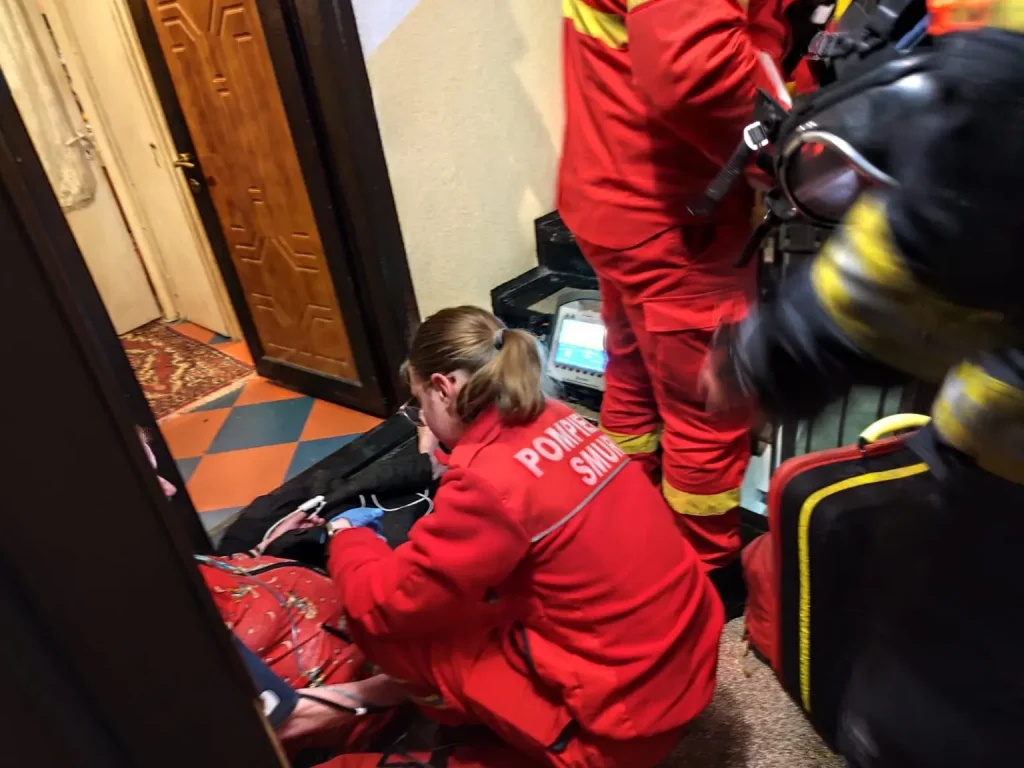 Incendiu provocat de oala uitată. Proprietara, scoasă din fum și internată