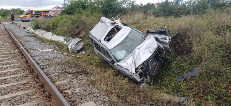 Accident feroviar în comuna Șcheia: Mașină lovită de tren la Trei Movile