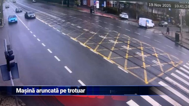 Mașină aruncată pe trotuar