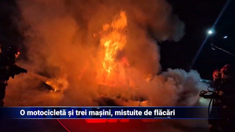 O motocicletă și trei mașini, mistuite de flăcări