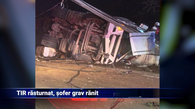 TIR răsturnat, șofer grav rănit