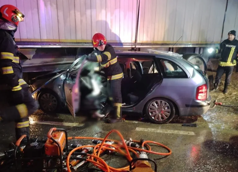 Accident tragic lângă Onești: Doi minori și o femeie, victimele impactului dintre un TIR și un autoturism