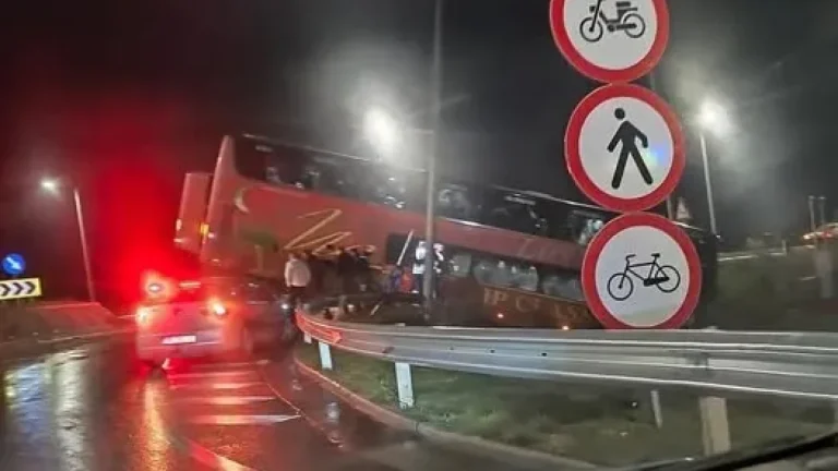 Plan Roșu de intervenție: Autobuz răsturnat după ce a lovit un giratoriu, 24 de oameni la bord