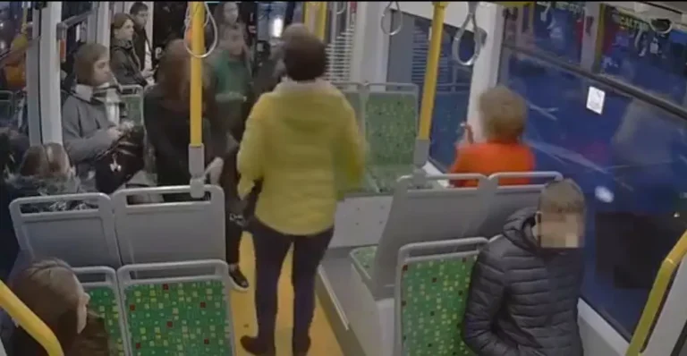 VIDEO. Alarmă falsă într-un tramvai: O bătrână a declanșat sistemul fără motiv