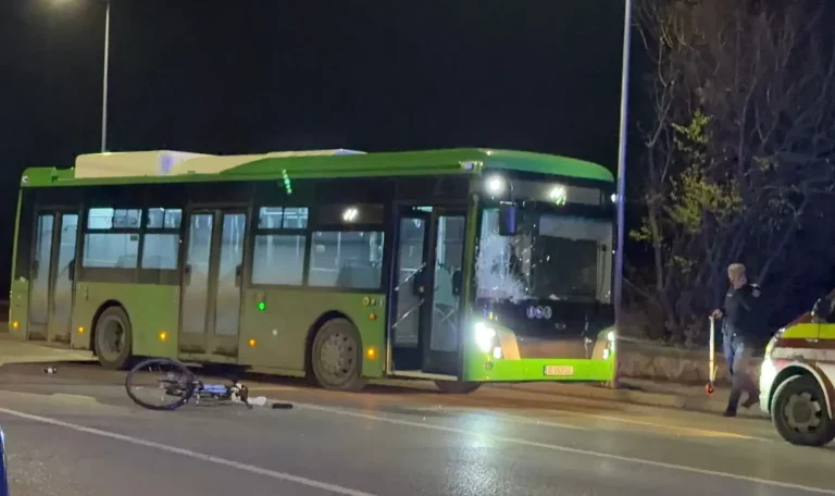 Biciclist rănit după ce a fost acroșat de un autobuz în Pașcani