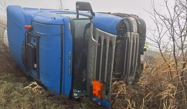 Accident cu risc major la Vaslui: Cisternă plină cu GPL s-a răsturnat pe drum