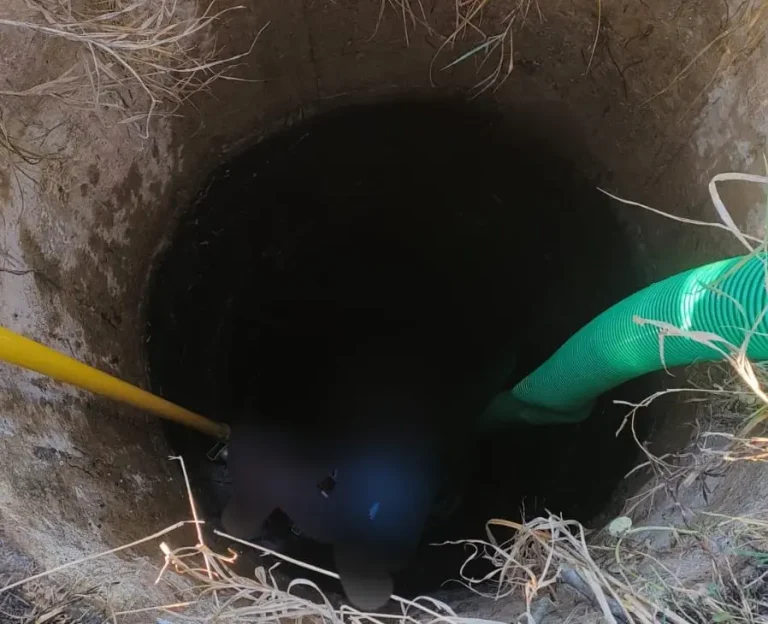 Misiune dificilă pentru pompieri: Au scos dintr-o fântână de 5 metri corpul unui bărbat dispărut