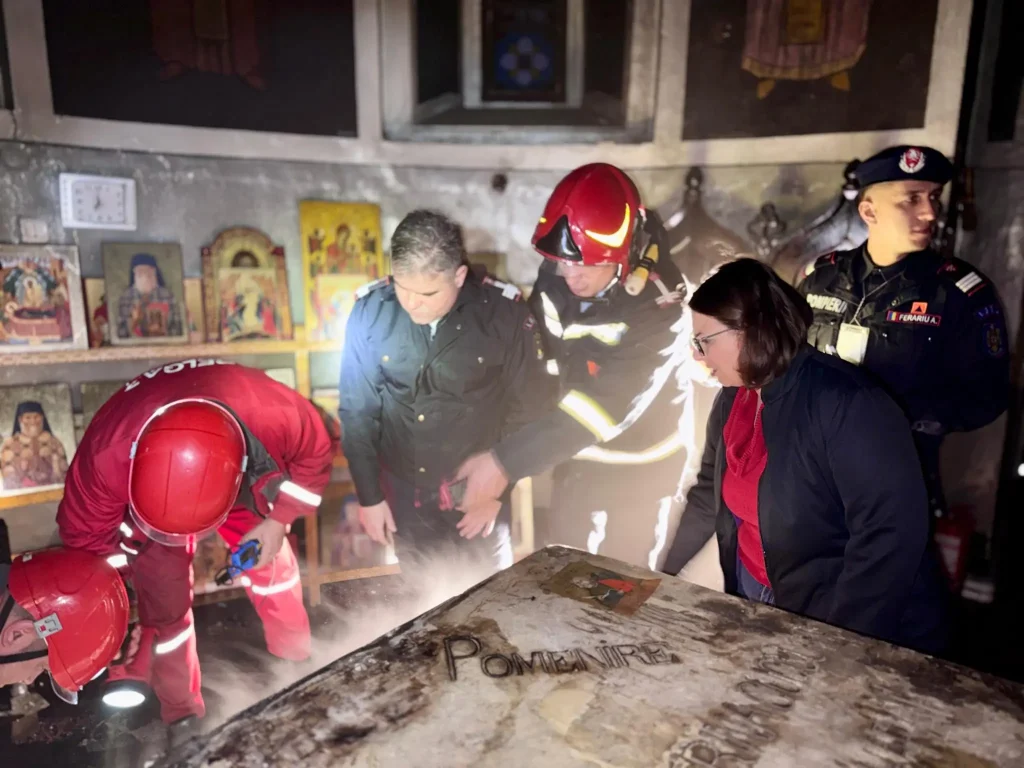 Flăcări la Dorohoi: Biserica „Adormirea Maicii Domnului” a fost cuprinsă de incendiu