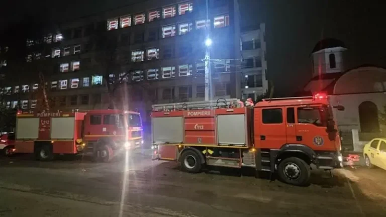 Incendiu la Spitalul Roman: Deșeuri aprinse de muncitori, fum la subsol