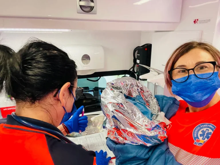 Miracol pe marginea drumului: o mamă a născut cu ajutorul asistenței telefonice, imediat după ce a plecat de la biserică