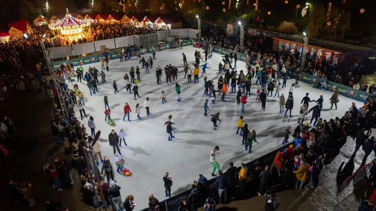 Patinoarul din Piața Unirii Iași se deschide oficial sâmbătă, la ora 17:00
