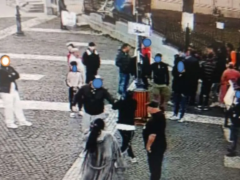 Centrul istoric, scena unui scandal: O dispută între doi localnici a atras o mulțime de spectatori