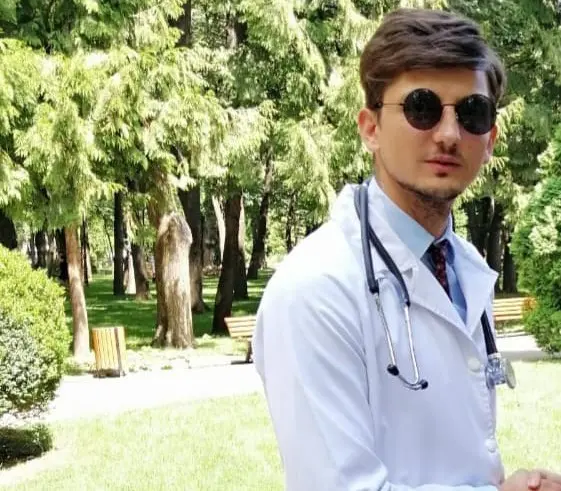 Tânăr medic din Iași, în luptă pentru viață după o lună de comă. Costurile tratamentului, imposibil de acoperit de familie