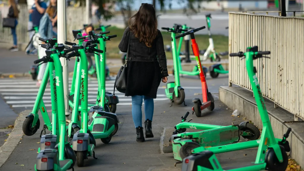 Poliță RCA obligatorie pentru trotinete și biciclete electrice. Legea a fost promulgată de Nicușor Dan