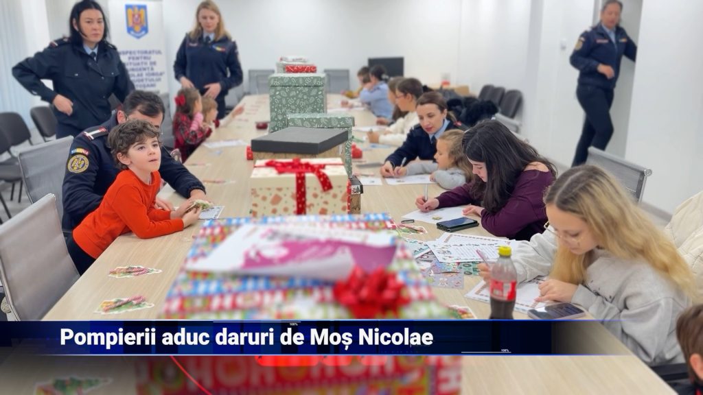 Pompierii aduc daruri de Moș Nicolae
