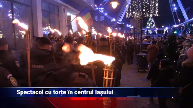 Spectacol cu torțe în centrul Iașului