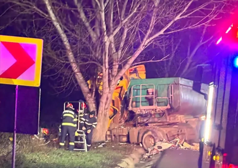 Tragedie la prima oră: Un deces și un rănit în coliziunea dintre o autoutilitară și un camion lângă Războieni