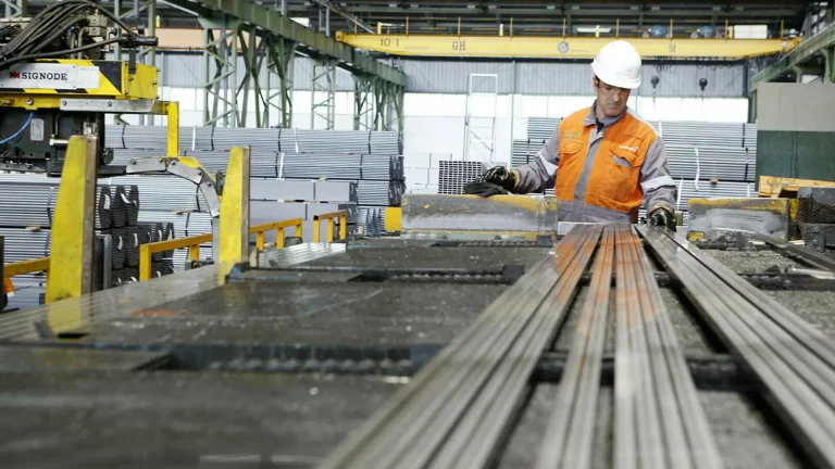 Fabrica de țevi din Iași, cumpărată de miliardarul Rinat Ahmetov