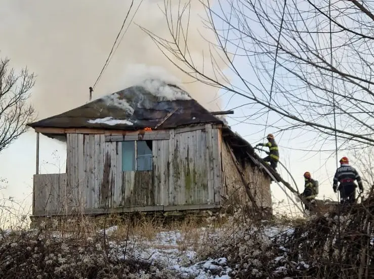 Incendiu puternic în localitatea Scobinți: O casă a fost distrusă aproape în totalitate de foc