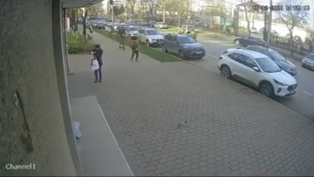 Un minor de 10 ani a ajuns la spital după ce a fost lovit de o trotinetă pe trotuar