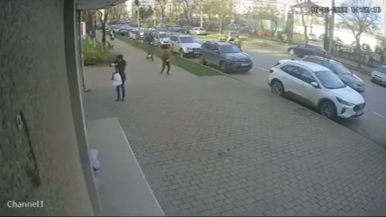 Un minor de 10 ani a ajuns la spital după ce a fost lovit de o trotinetă pe trotuar