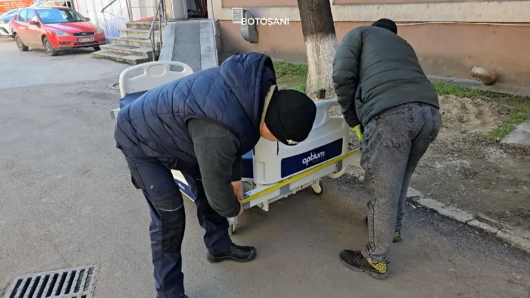 Situație absurdă la Spitalul Județean Botoșani: Sute de paturi noi, blocate pe holuri pentru că sunt prea late pentru ușile saloanelor