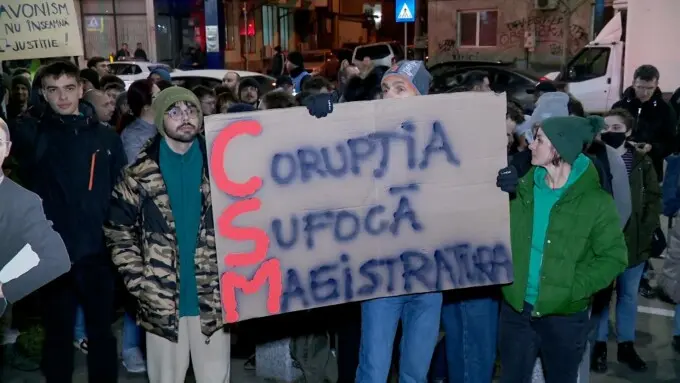 VIDEO. Protest la CSM: Demisia Liei Savonea, cerută cu sloganul „Vrem dreptate, nu imunitate”