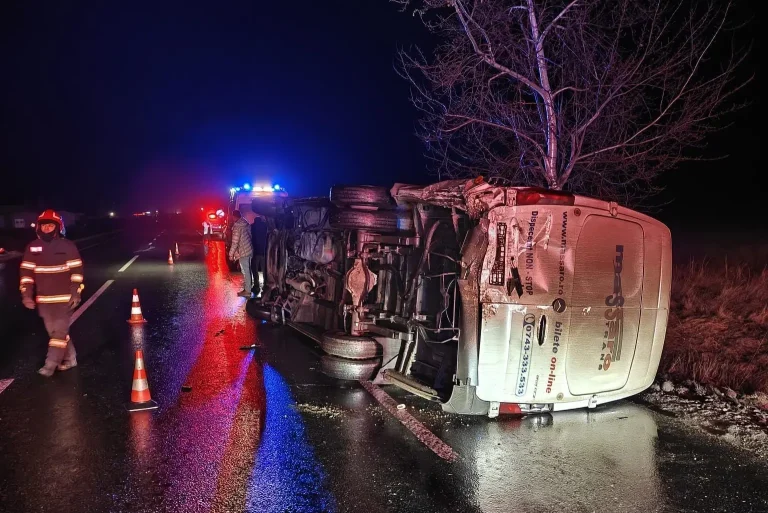 Un microbuz și două autoturisme implicate într-un accident la Lețcani