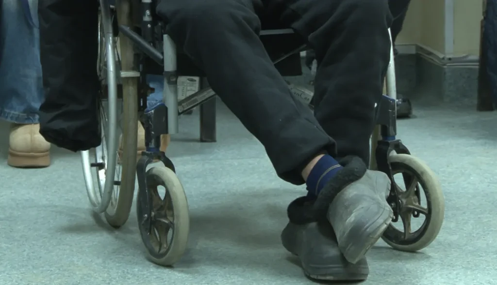 Un bărbat din Iași a fost găsit înghețat în propria casă! Medicii se luptă să îi salveze viața